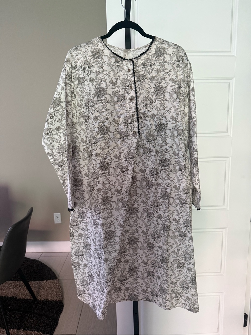 Long-Sleeve Floral Tunic Dress in Cream and Gray